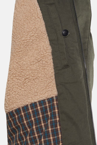 Manteau court vert de BEN SHERMAN, avec une doublure en fourrure et un motif à carreaux bleu marine.