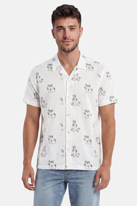 Wit hemd met korte mouwen van BEN SHERMAN, bedrukt met multicolor golfvlaggen en -clubs, gedragen door een man met een spijkerbroek.