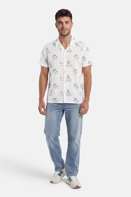 Multicolor overhemd met korte mouwen van BEN SHERMAN, met golfpatroon, gedragen door een man met lichtblauwe jeans en witte sneakers.