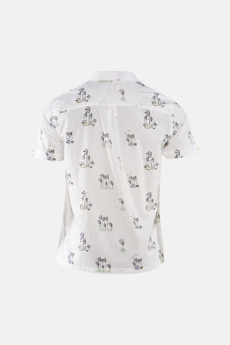 Wit hemd met korte mouwen van BEN SHERMAN, met een patroon van tenten en vlaggen, gezien vanaf de achterkant.