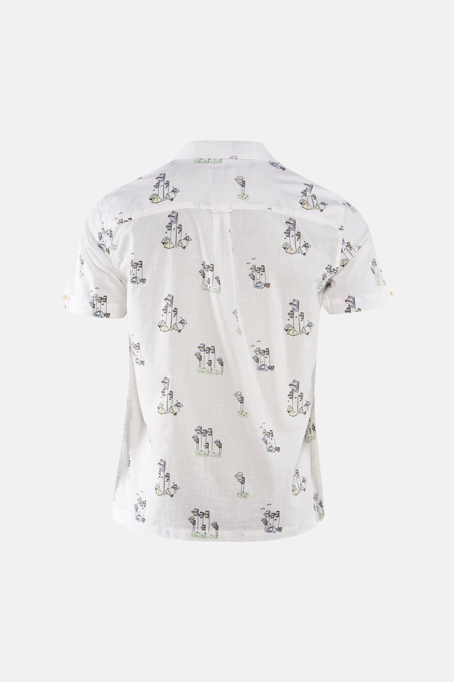 Wit hemd met korte mouwen van BEN SHERMAN, met een patroon van tenten en vlaggen, gezien vanaf de achterkant.