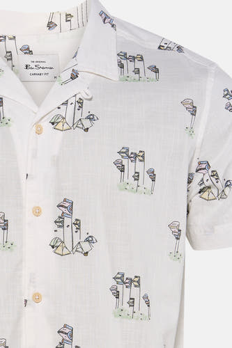 Multicolor hemd met korte mouwen van Ben Sherman, met een kraag, campingprint en houten knopen.