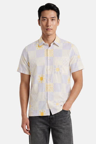 Multicolor hemd met korte mouwen van BEN SHERMAN, met ruiten- en zonnenpatroon en een donkere broek.