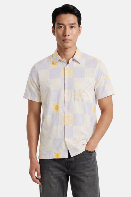 Multicolor hemd met korte mouwen van BEN SHERMAN, met ruiten- en zonnenpatroon en een donkere broek.