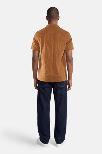 Bruin overhemd met korte mouwen van BEN SHERMAN, gedragen met donkerblauwe jeans en witte sneakers, rugaanzicht.