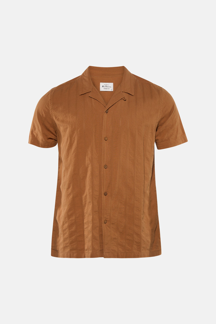 Chemise marron à manches courtes de Ben Sherman, avec de subtiles rayures verticales et un col ouvert.