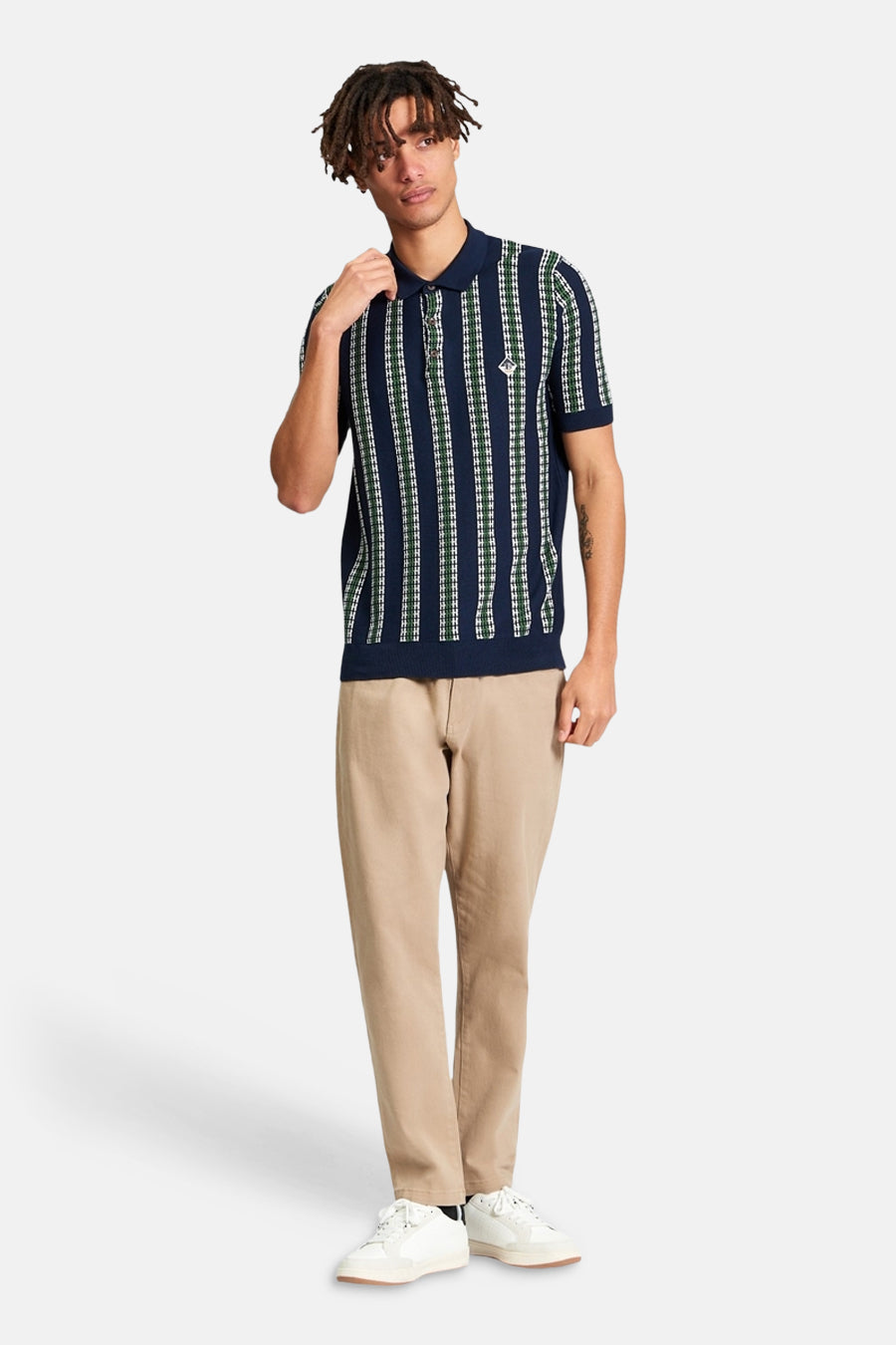 Blauw poloshirt van BEN SHERMAN met verticale strepen in groen en wit.