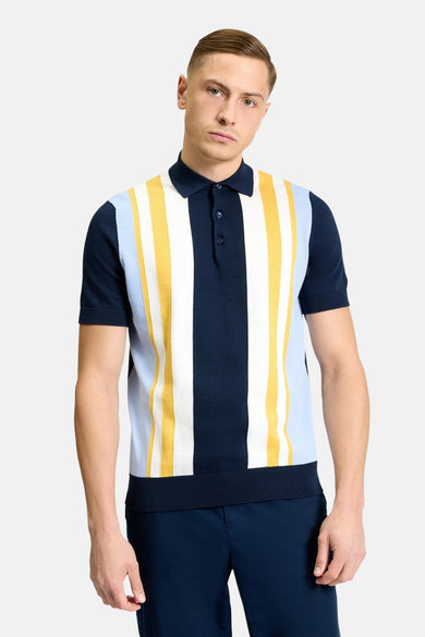 Polo multicolore de Ben Sherman, vue de dos, à manches courtes et pantalon uni bleu foncé.