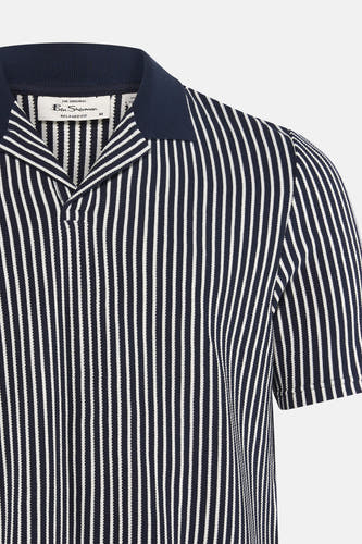 Blauwe polo van Ben Sherman, met een gestreept patroon en korte mouwen.