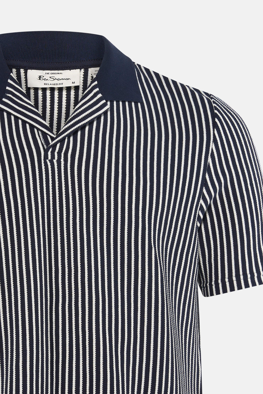 Blauwe polo van Ben Sherman, met een gestreept patroon en korte mouwen.