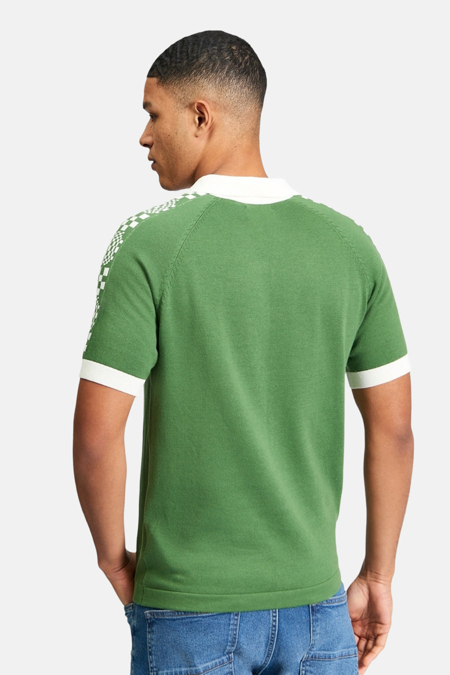 Groene polo van BEN SHERMAN, met witte kraag en ruitpatroon op de schouders, op de rug gezien.