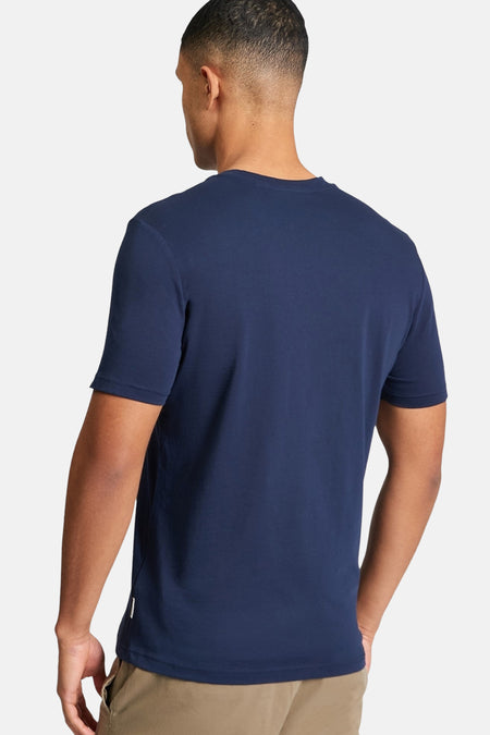 Blauw T-shirt met korte mouwen van BEN SHERMAN, gezien van achteren, gedragen met een kaki broek.