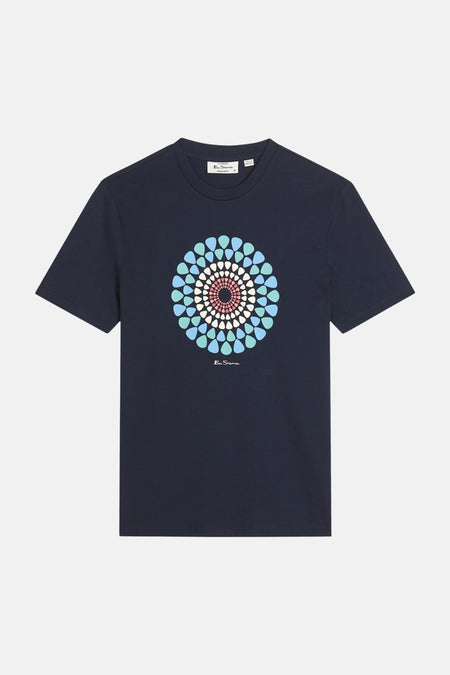 T-shirt bleu Ben Sherman avec un motif circulaire coloré sur la poitrine.