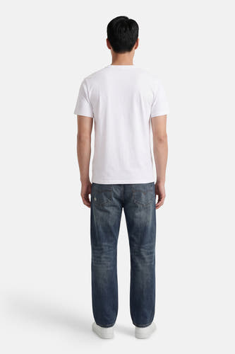 Wit T-shirt van BEN SHERMAN met korte mouwen, rugzijde, gedragen met spijkerbroek en witte sneakers.