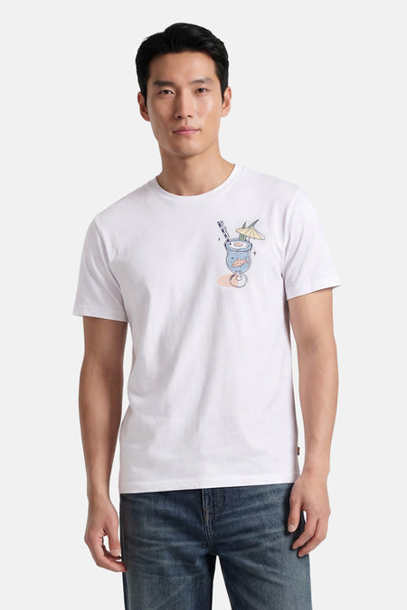 Wit T-shirt van BEN SHERMAN met een borstprint van een cocktailglas met 'Be Summer', goudvis, rietje en parasol, gedragen door een man.