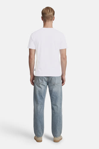 Wit T-shirt van BEN SHERMAN, rugaanzicht van een man die het draagt met een spijkerbroek en beige schoenen.