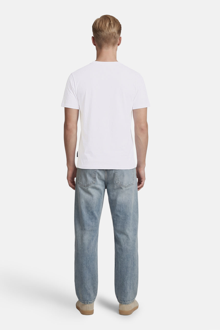 Wit T-shirt van BEN SHERMAN, rugaanzicht van een man die het draagt met een spijkerbroek en beige schoenen.