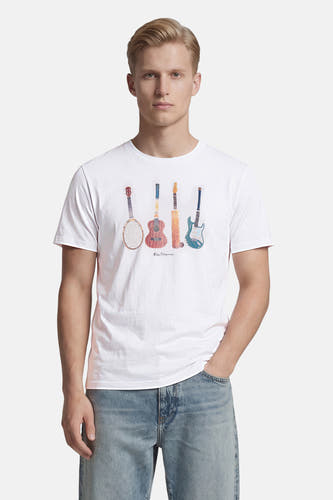 Wit T-shirt van BEN SHERMAN met een kleurrijke print van een banjo, ukelele, cricketbat en elektrische gitaar.