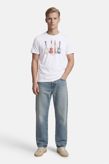Wit T-shirt met korte mouwen van BEN SHERMAN, met kleurrijke print van muziekinstrumenten en sportartikelen.