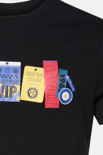 Zwart T-shirt van BEN SHERMAN met grafische badge prints op de borst.
