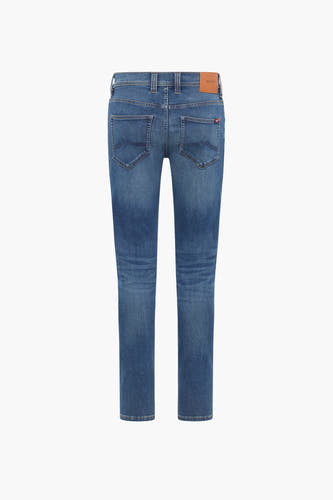 Blauwe slim fit jeans van MUSTANG, met achterzakken en een bruin leren merklabel op de tailleband.