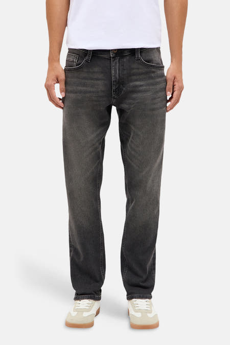 Donkergrijze slim-fit jeans van Mustang, met gewassen denimlook, front view, model draagt wit T-shirt en beige sneakers