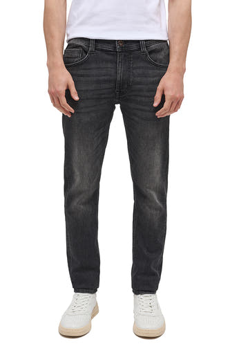 Slim fit jeans in donkergrijs denim van MUSTANG, met subtiele vervaagde details en witte sneakers.
