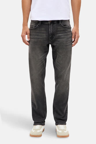 Donkergrijze slim fit jeans denim van MUSTANG, met subtiele wassing en casual schoenen.