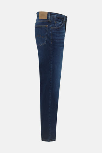 Donkerblauwe rechte jeans van Mustang, zijwaarts weergegeven met subtiele wassing en klassieke zakken
