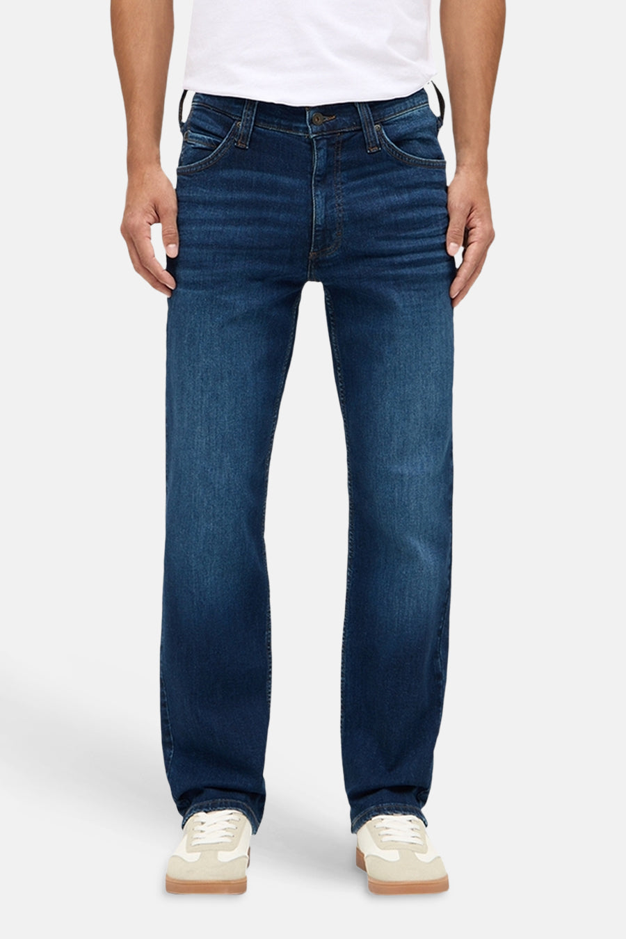 Donkerblauwe rechte jeans van Mustang, met lichte verbleekdetails en klassieke vijfzakkenstijl, vooraanzicht op model in wit shirt en crèmekleurige sneakers.