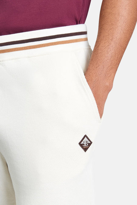 Short écru de BEN SHERMAN, avec logo marron et poche italienne.