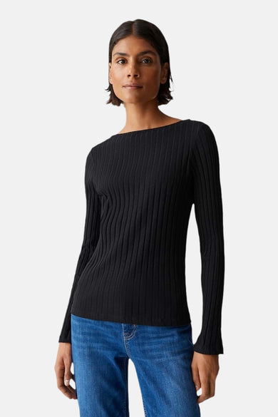 Pull noir à col rond d'OPUS, côtelé, vu de dos avec des jeans bleus.