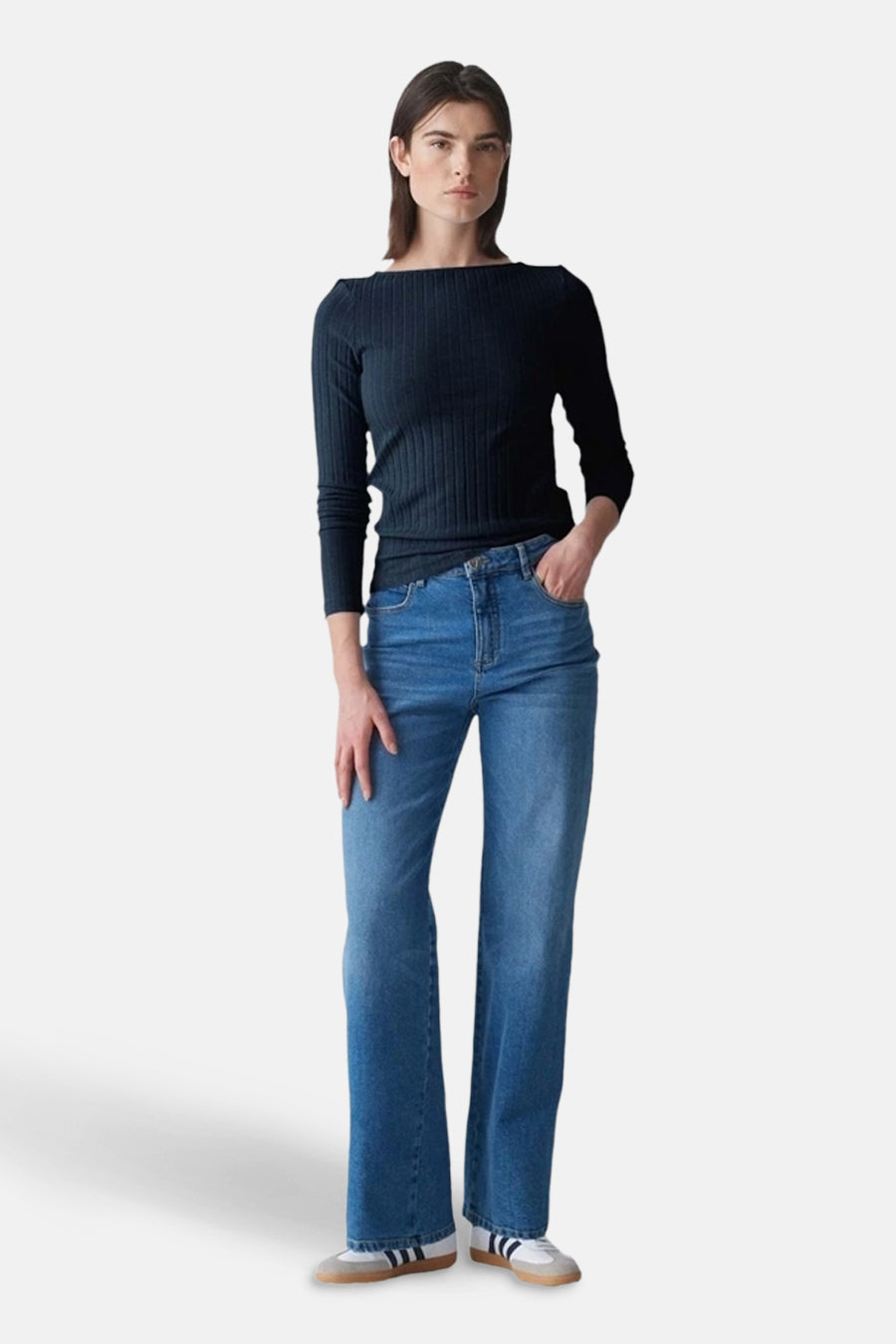 Blauw T-shirt met lange mouwen van OPUS, gedragen met jeans en witte sneakers.