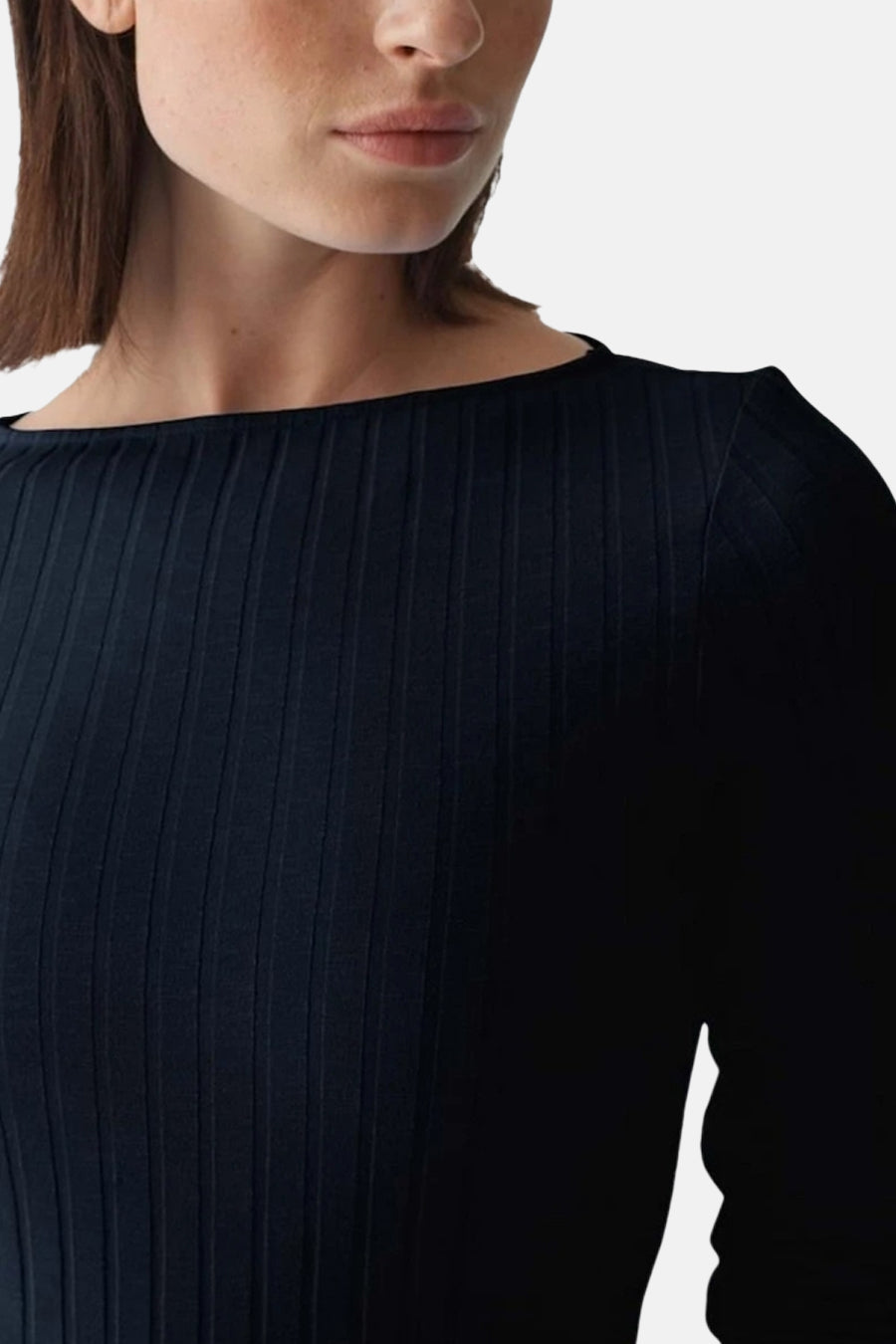 Blauw T-shirt met lange mouwen van OPUS, met een fijn ribpatroon en een boothalslijn, cropped.
