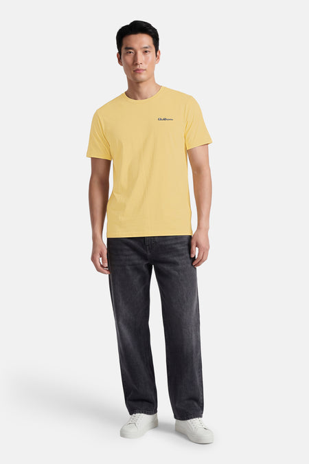 Geel T-shirt van BEN SHERMAN met korte mouwen en een klein zwart logo op de linkerborst, gedragen door een man.