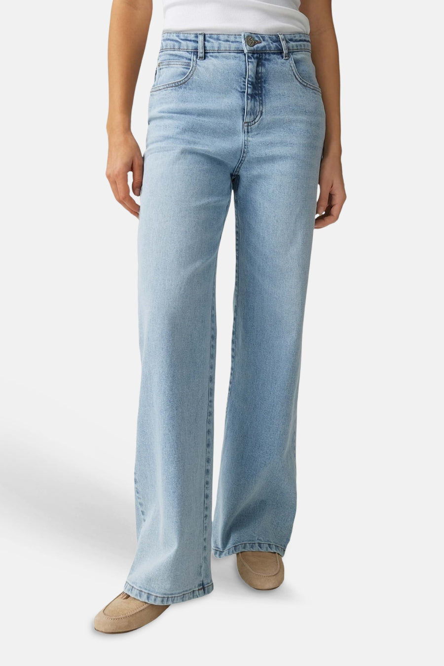 Jean large bleu clair en denim d'OPUS, porté de côté avec un t-shirt blanc et des mocassins beiges.