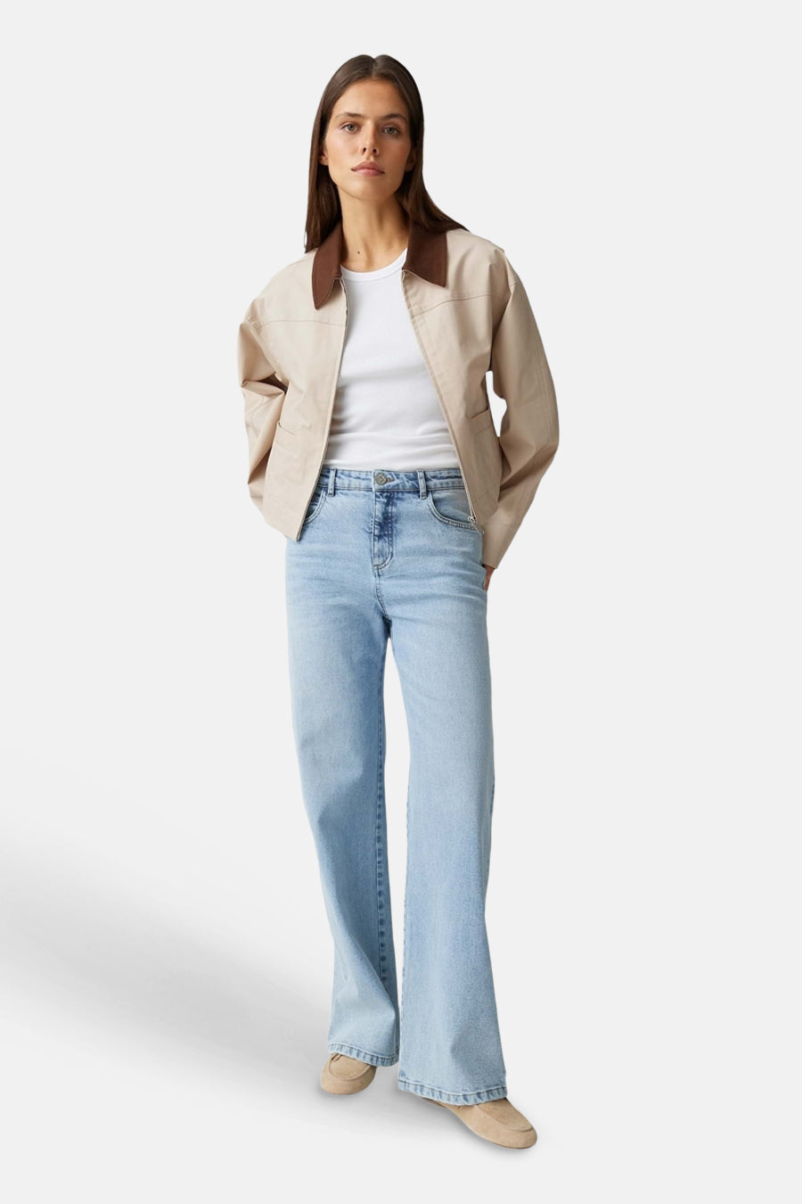 Lichtblauwe wijde jeans van OPUS, gedragen met een wit T-shirt, beige jack en suède loafers.