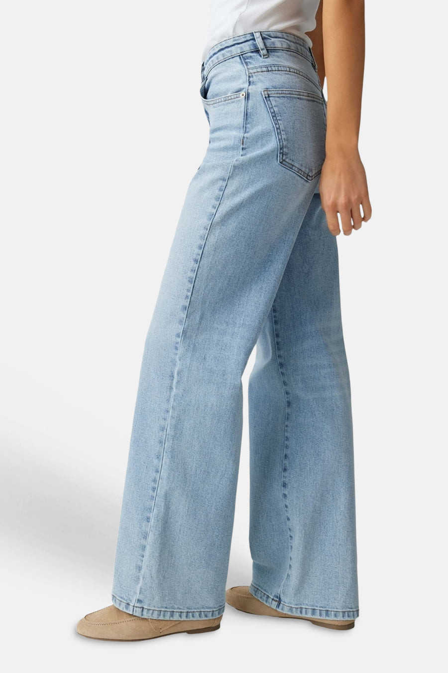 Lichtblauwe wijde jeans van denim van OPUS, zijwaarts gedragen met een wit T-shirt en beige instappers.
