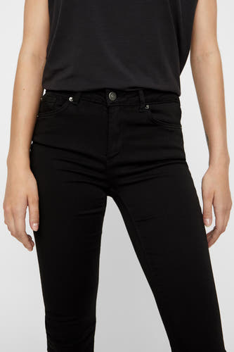 Jean skinny noir de VERO MODA, avec une ceinture, des poches et une couleur unie.