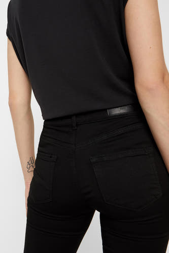 Jean skinny noir de VERO MODA avec taille haute et poches arrière.