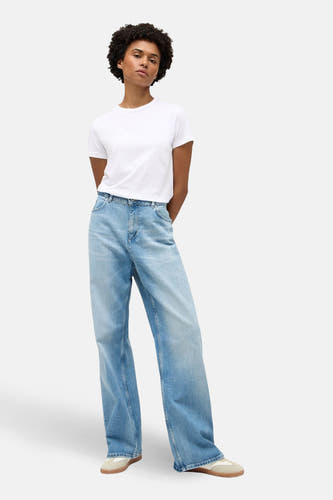 Jeans wide van lichtblauwe denim van MUSTANG, met wijde pijpen en witte sneakers.