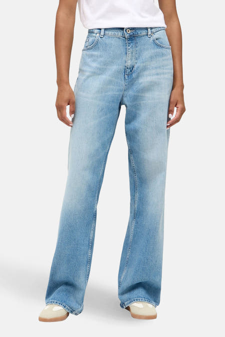 Jeans wide van lichtblauw denim van MUSTANG, met wijde pijpen en beige schoenen.
