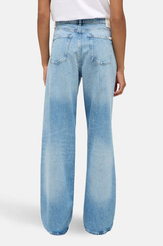 Jeans coupe large en denim bleu clair de MUSTANG, avec jambes larges et poches arrière.