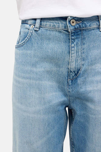 Jean évasé en denim bleu clair de MUSTANG, avec un délavage vintage et des détails de surpiqûres.