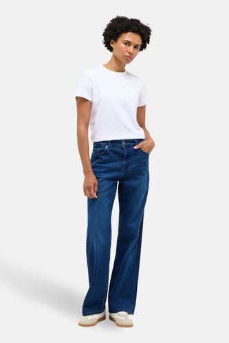 Jeans wide mid blue denim van MUSTANG, gedragen met een wit T-shirt en witte sneakers.