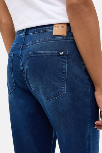 Jean bleu ample de MUSTANG, avec une étiquette de marque en cuir à l'arrière.