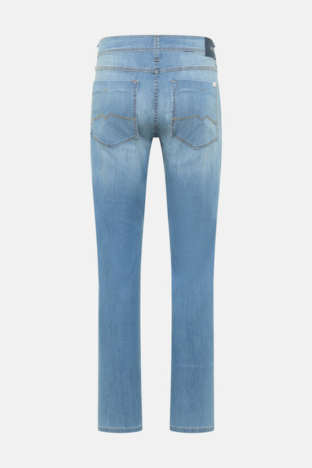 Rechte lichtblauwe jeans van MUSTANG, achterkant zichtbaar, met een lichte wassing en kenmerkende achterzakstiksels.