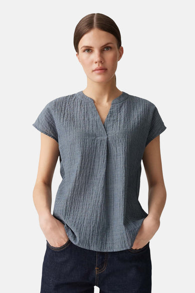 Blauwe blouse met korte mouwen van OPUS, met een fijn crêpe-effect en V-halslijn.