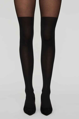Zwarte panty's van Vero Moda met een lichte glans en zwarte schoenen.
