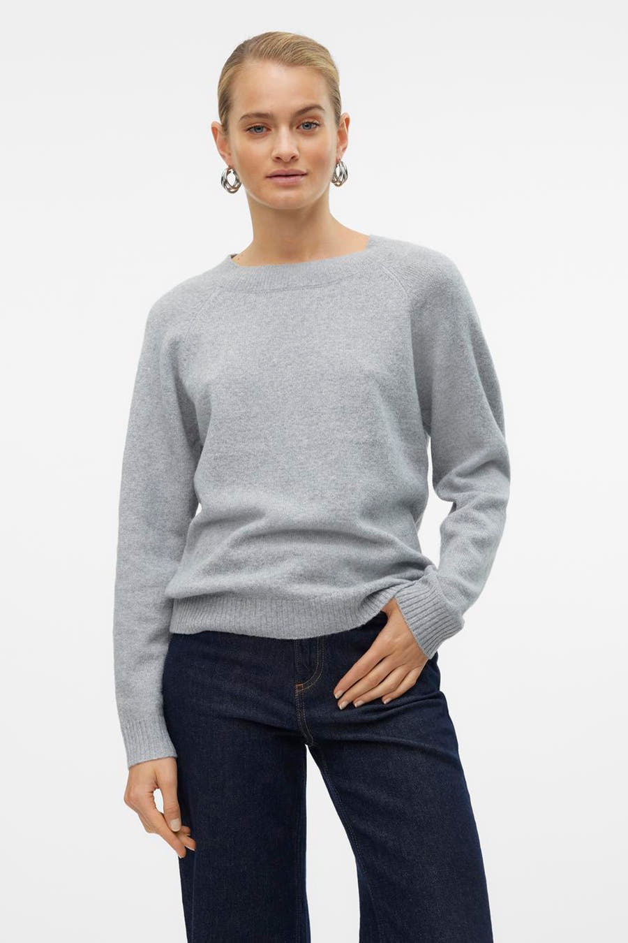 Grijze trui met ronde hals van VERO MODA, gedragen met een donkerblauwe jeans.